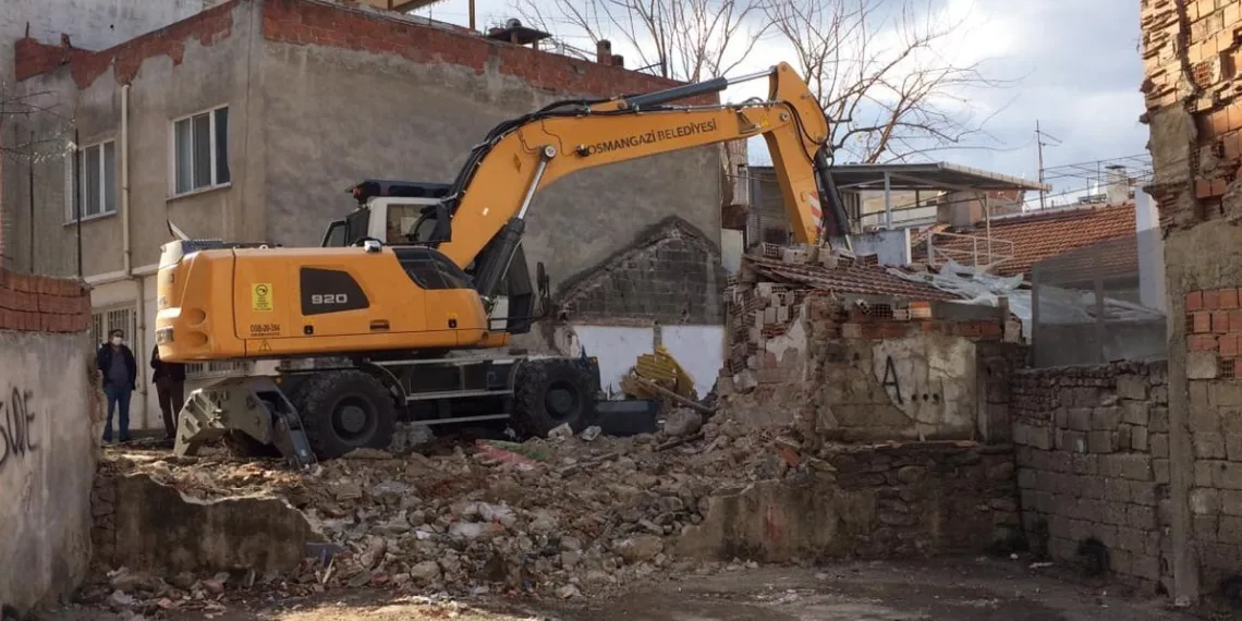 Osmangazi metruk binalardan temizleniyor
