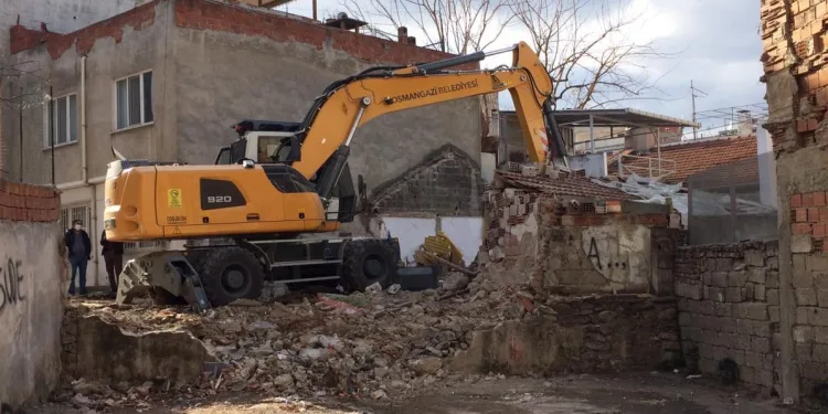 Osmangazi metruk binalardan temizleniyor