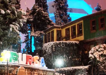 Bursa güne yine karla uyandı