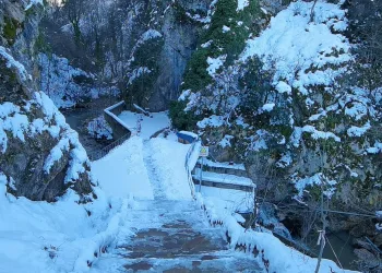 Bursa’da 3 milyon yıllık mağarada utandıran görüntü