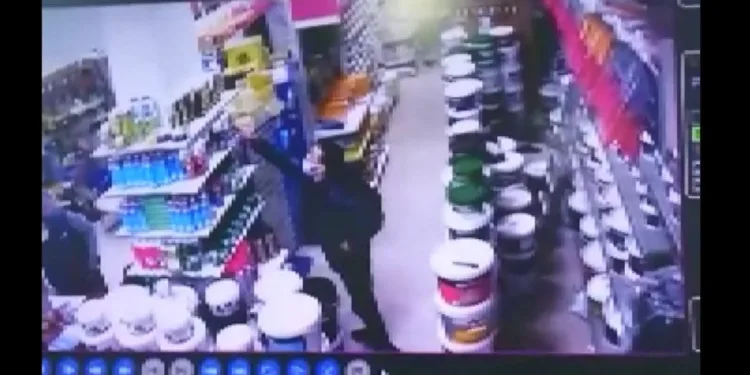 Önce çaldı sonra iade edip parasını aldı