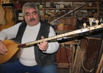 Bursa’da bağlama sanatçısı kalbine yenik düştü