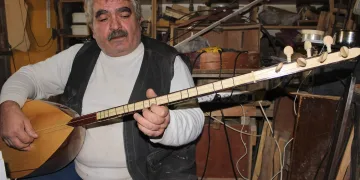 Bursa’da bağlama sanatçısı kalbine yenik düştü