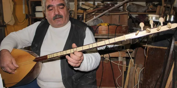 Bursa’da bağlama sanatçısı kalbine yenik düştü