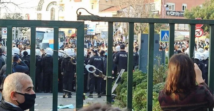 Boğaziçi Üniversitesi’ne takılan kelepçeye inceleme
