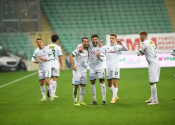 Bursaspor, evinde puanları topladı