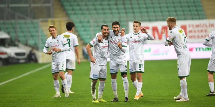 Bursaspor, evinde puanları topladı