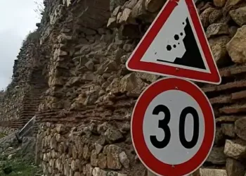 Bursa’da tarihi surdan düşen taşlar tehlike saçıyor