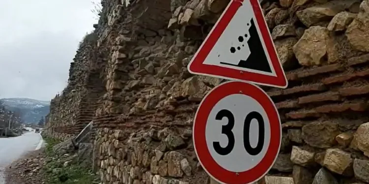 Bursa’da tarihi surdan düşen taşlar tehlike saçıyor