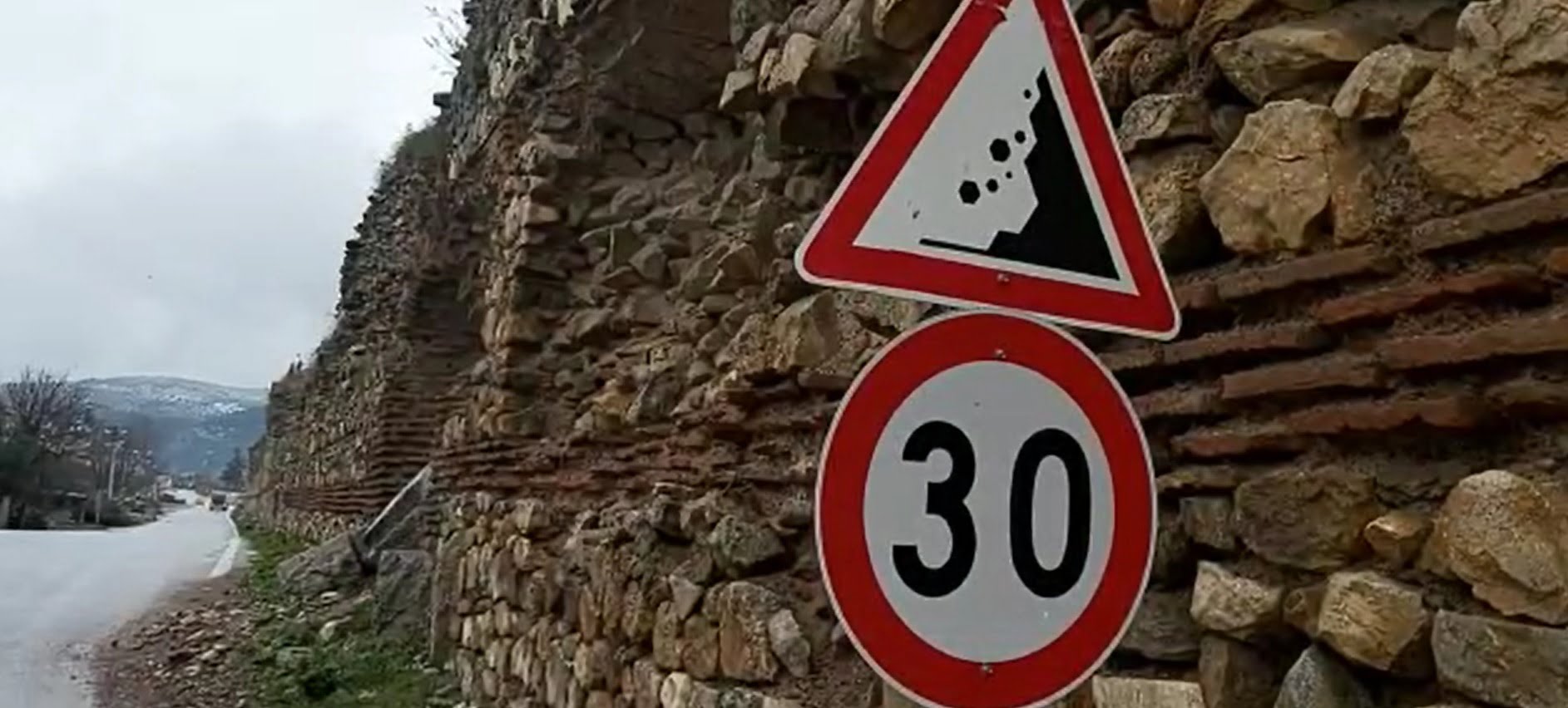 Bursa'da tarihi surdan düşen taşlar tehlike saçıyor