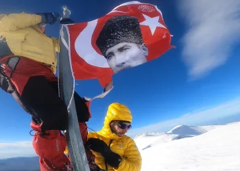Uludağ’ın zirvesindeki bayrağı böyle yenilediler