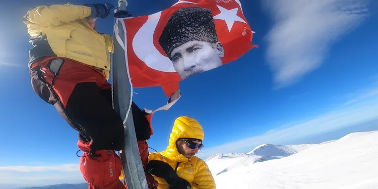 Uludağ’ın zirvesindeki bayrağı böyle yenilediler