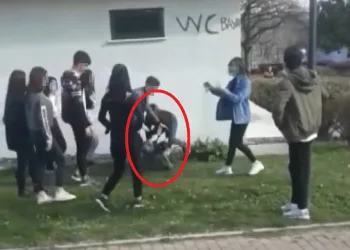 Bursa’da kızların sevgili kavgası! Mesaj attı diye dövdüler