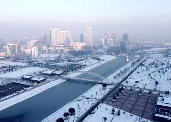 Bursalılar buz tutan Nilüfer Çayı’nın üzerinde yürüdü