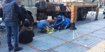 İş yeri tabelası değiştirirken feci ölüm!