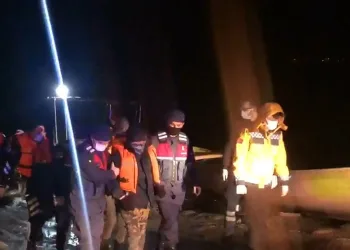 Gölde mahsur kalan kaçak avcılar kendilerini ihbar etti