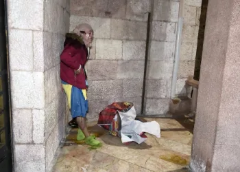 Sokakta donmak üzere olan Ayşegül’ü polis kurtardı
