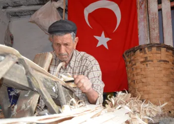 62 yılını bu mesleğe verdi! İznik’in yaşayan hazinesi