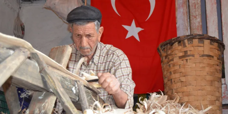 62 yılını bu mesleğe verdi! İznik’in yaşayan hazinesi