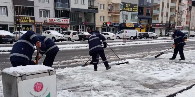Bursa Gürsu’da kar temizliği