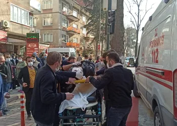 Yaya geçidinden geçerken otomobil çarptı