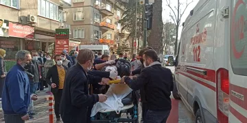 Yaya geçidinden geçerken otomobil çarptı