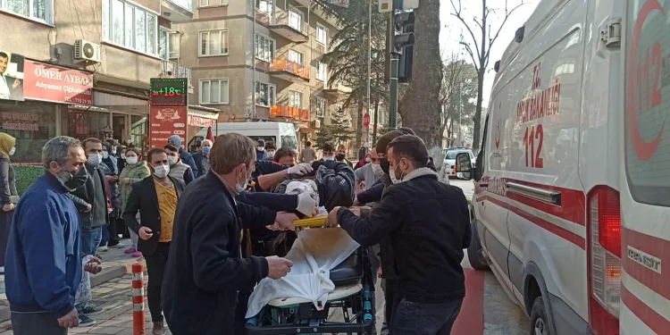 Yaya geçidinden geçerken otomobil çarptı