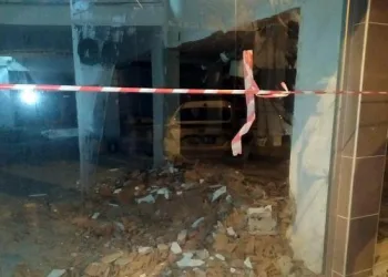 Yıkmaya çalıştığı duvarın altında kalıp öldü