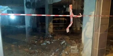Yıkmaya çalıştığı duvarın altında kalıp öldü