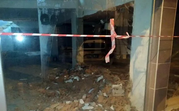 Yıkmaya çalıştığı duvarın altında kalıp öldü
