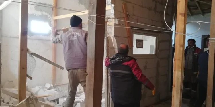 Bursa İnegöl’de çatı arasındaki kaçak oda yıkıldı