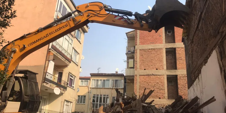 Osmangazi’de metruk bina temizliği