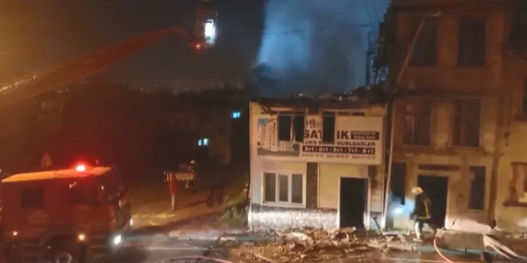 Bursa’da müstakil evdeki yangın apartmana sıçradı