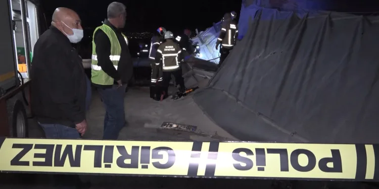 Bursa’da vince çarpan TIR devrildi: 1 ölü