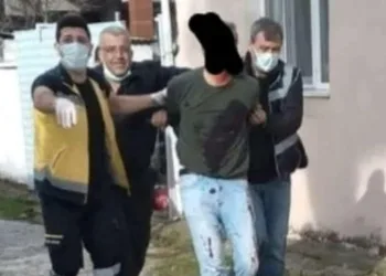 Cinnet getirdi eşini öldürüp, 2 çocuğunu yaraladı