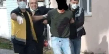 Cinnet getirdi eşini öldürüp, 2 çocuğunu yaraladı