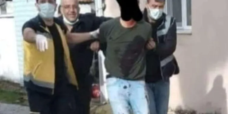 Cinnet getirdi eşini öldürüp, 2 çocuğunu yaraladı
