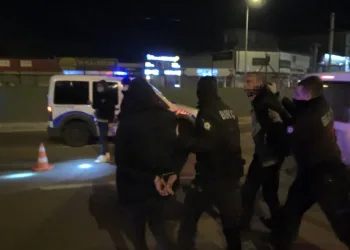 “Siz bize ceza yazamazsınız” diyerek, polise küfrettiler