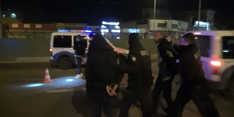 “Siz bize ceza yazamazsınız” diyerek, polise küfrettiler