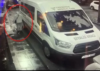 Yaşlı kadın kapağı çalınan rögar deliğine düştü
