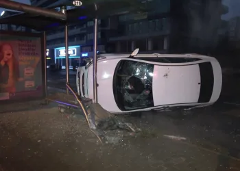 Bursa’da otobüs durağına daldı! Arkadaşlarını bırakıp kaçtı