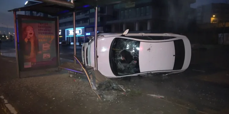 Bursa’da otobüs durağına daldı! Arkadaşlarını bırakıp kaçtı