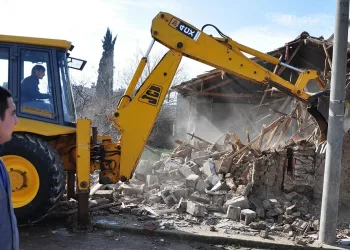 Bursa Karacabey’de metruk binalar yıkılıyor