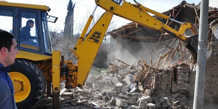 Bursa Karacabey’de metruk binalar yıkılıyor