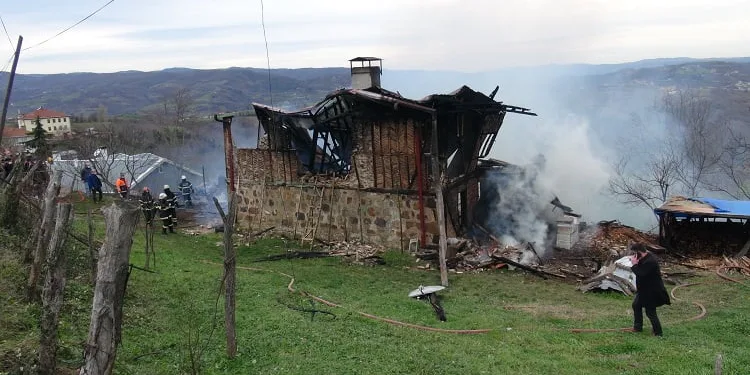 Yaşlı kadın ahşap evde yanarak can verdi