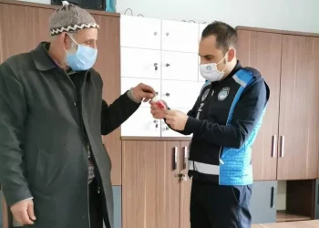 Bursa’da evsiz adamdan insanlık ölmemiş dedirten davranış
