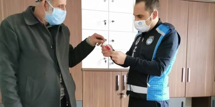 Bursa’da evsiz adamdan insanlık ölmemiş dedirten davranış