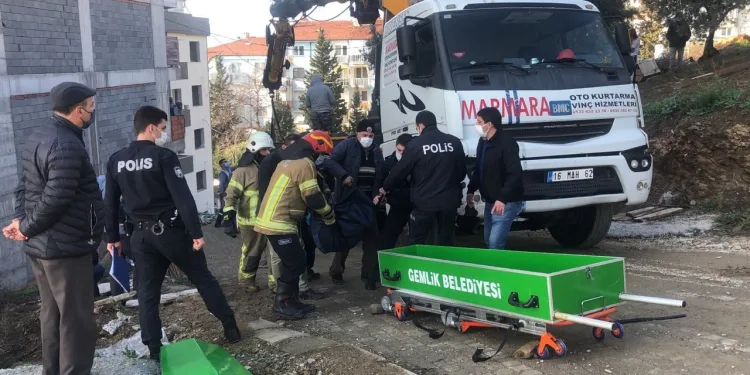 Sürdüğü traktörün altında kalarak can verdi