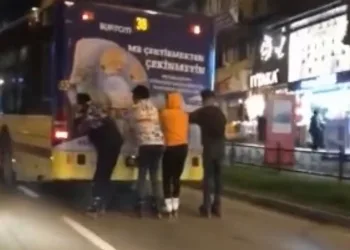Bursa’da patenci gençleri tehlikeli yolculuğu