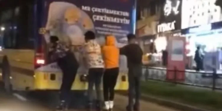 Bursa’da patenci gençleri tehlikeli yolculuğu